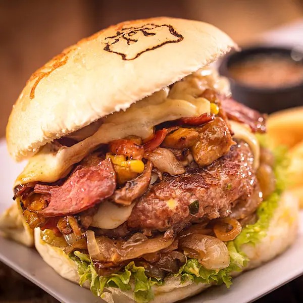 BURGUERPORKIS + PAPAS A LA FRANCESA